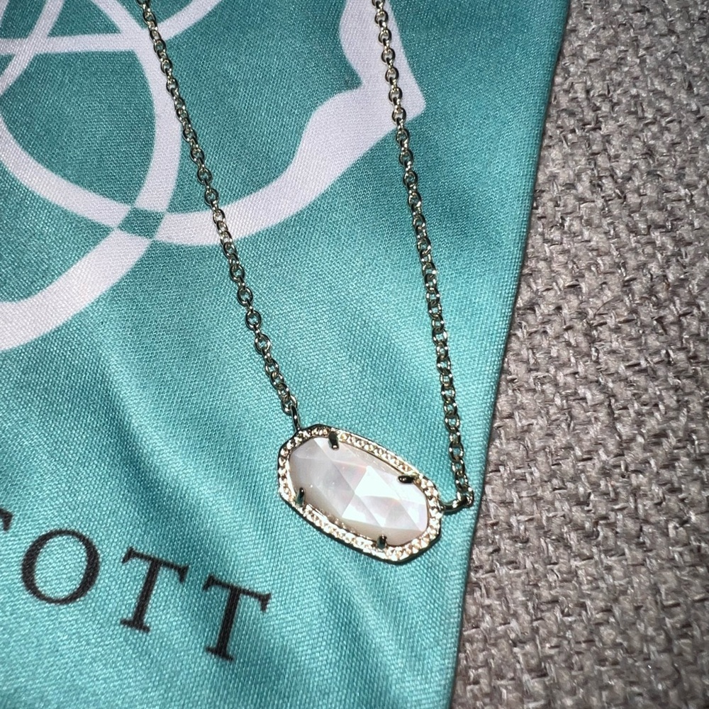 Kendra Scott Elisa Pendant Necklace in Ivory Pearl
